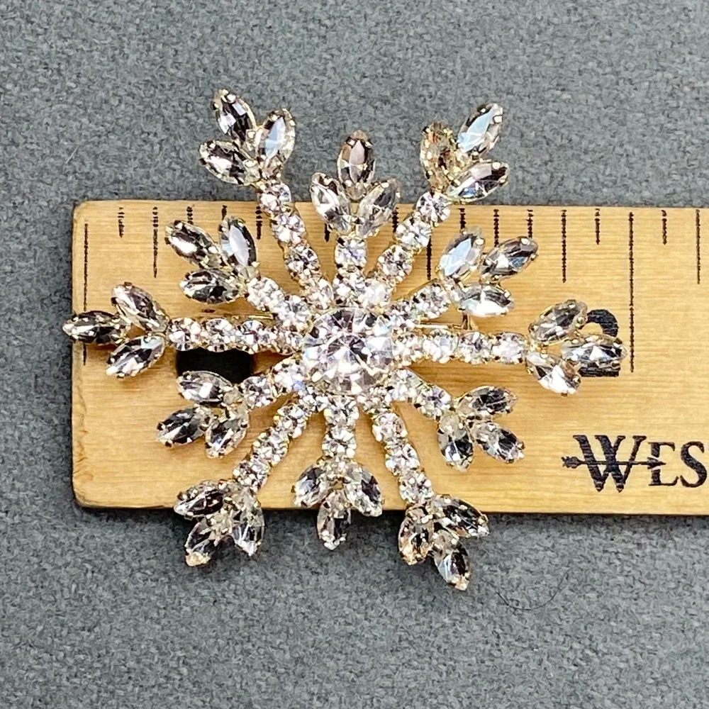 Rhinestone Snowflake Brooch Festive‎ Holiday 2” Gift Box